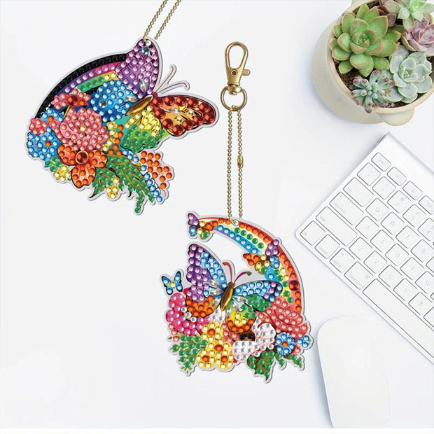 5D Diamond Painting Anhänger – Regenbogen-Schmetterlinge im Blütenflug