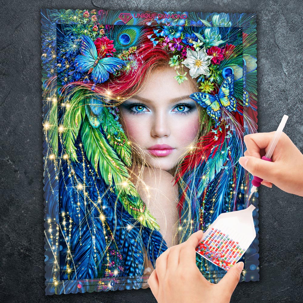 5D Diamond Painting – Elenya – Hüterin der Pfauenfedern