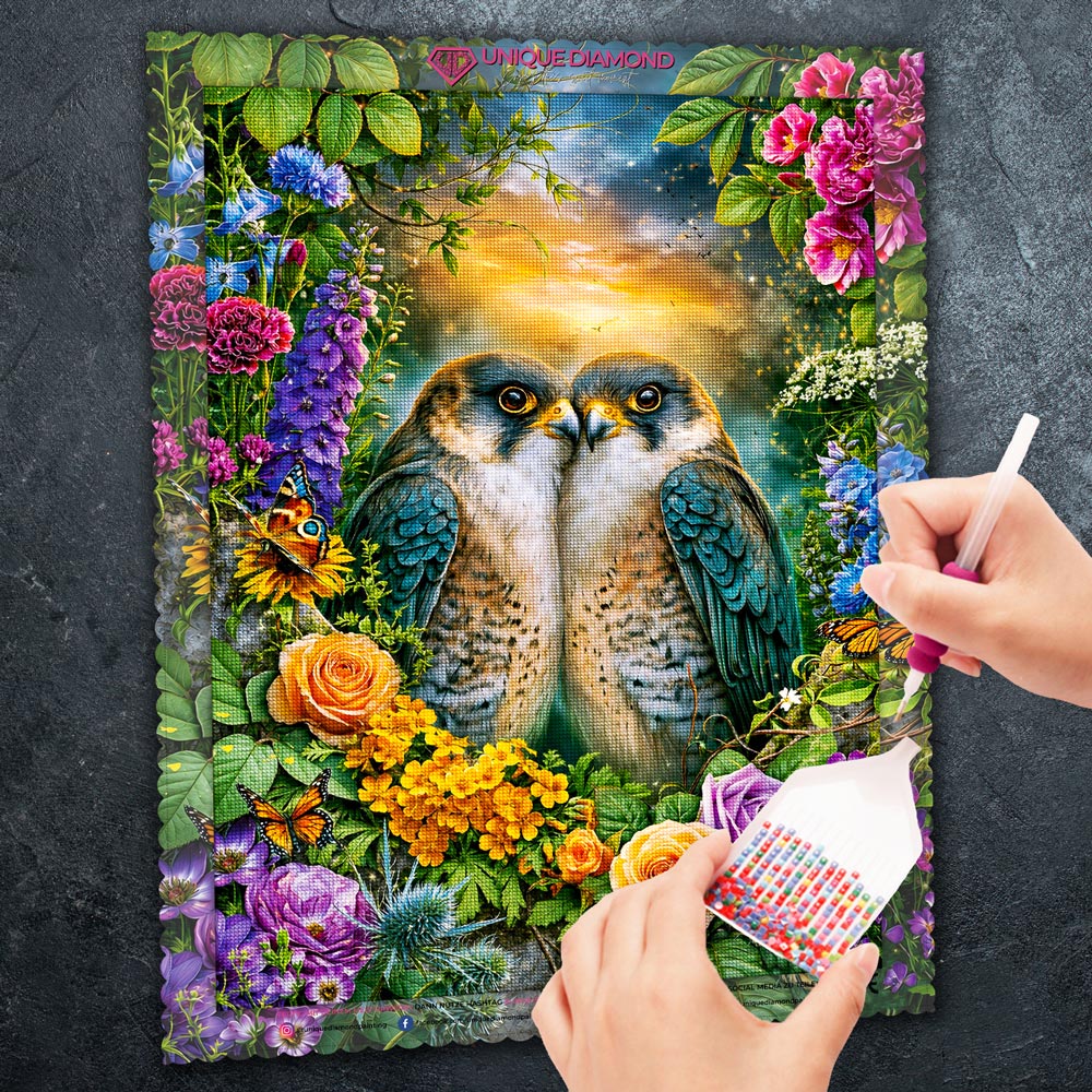 5D Diamond Painting – Falkenliebe im Blütenparadies