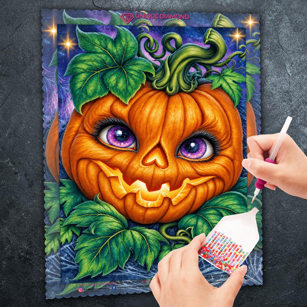 5D Diamond Painting – Kürbiszauber mit violetten Augen