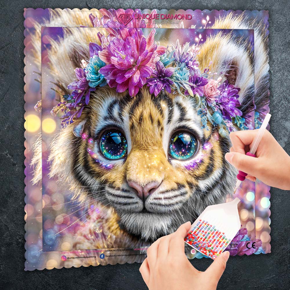 5D Diamond Painting – Mila, das Blumen-Tigerbaby, Unique Diamond