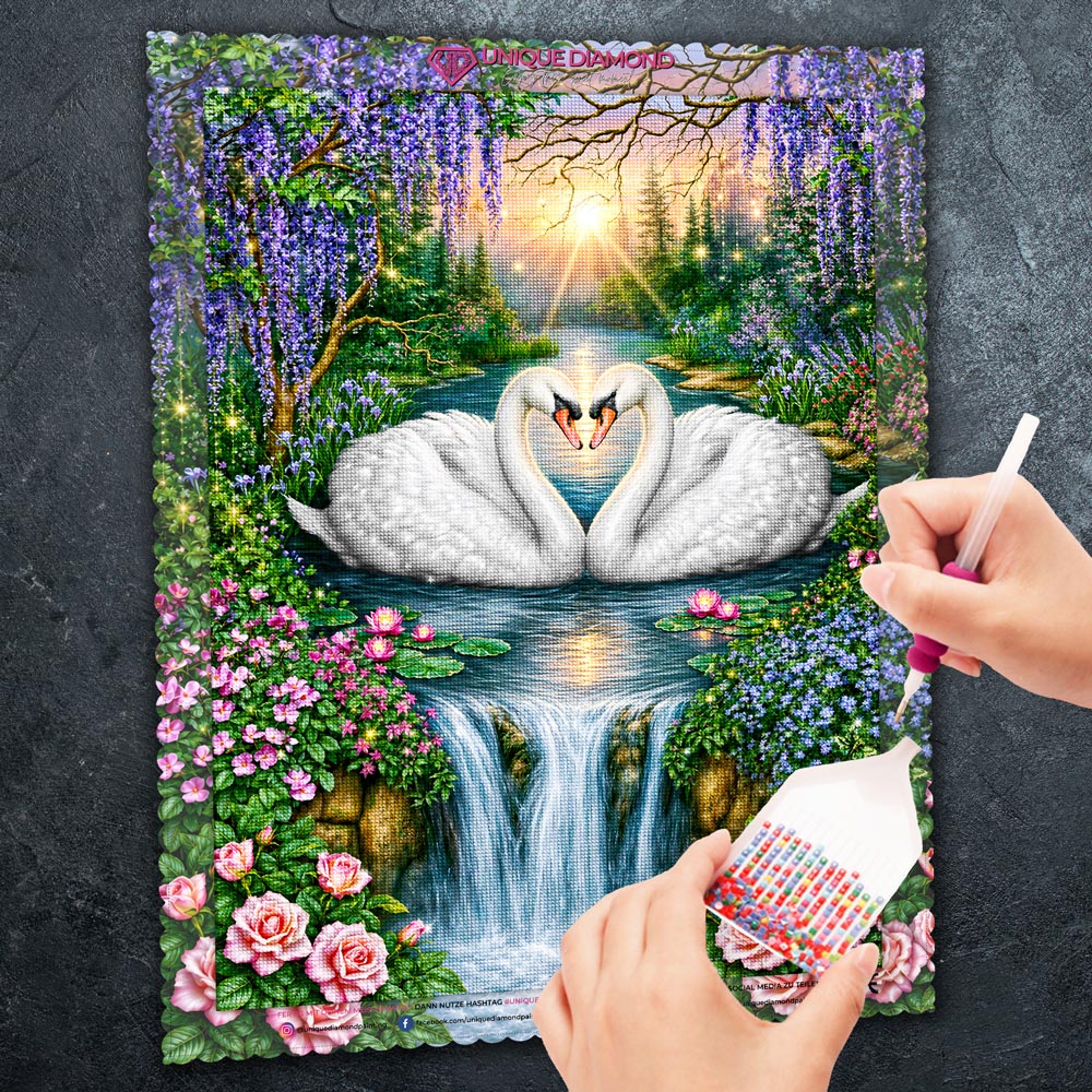 5D Diamond Painting – Schwanenliebe am Wasserfall
