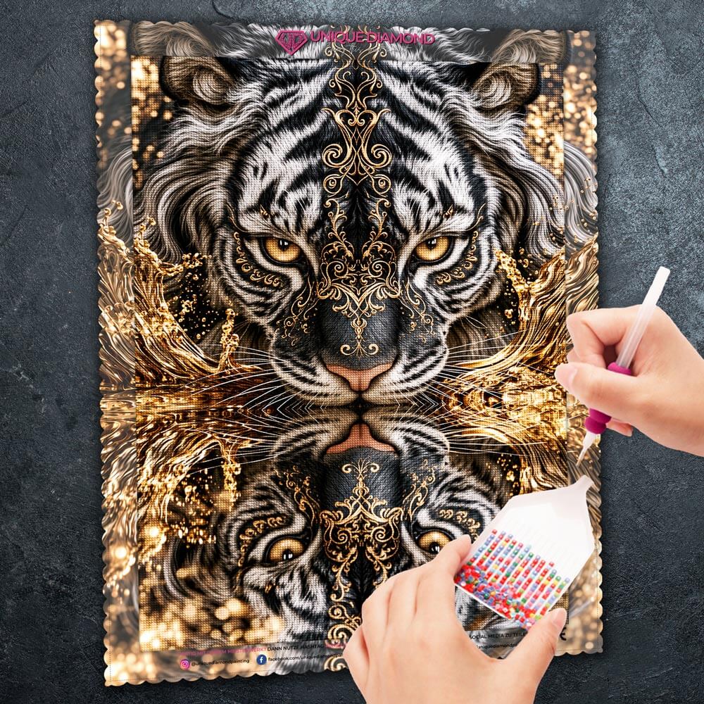 5D Diamond Painting – Silbertiger am Goldspiegel
