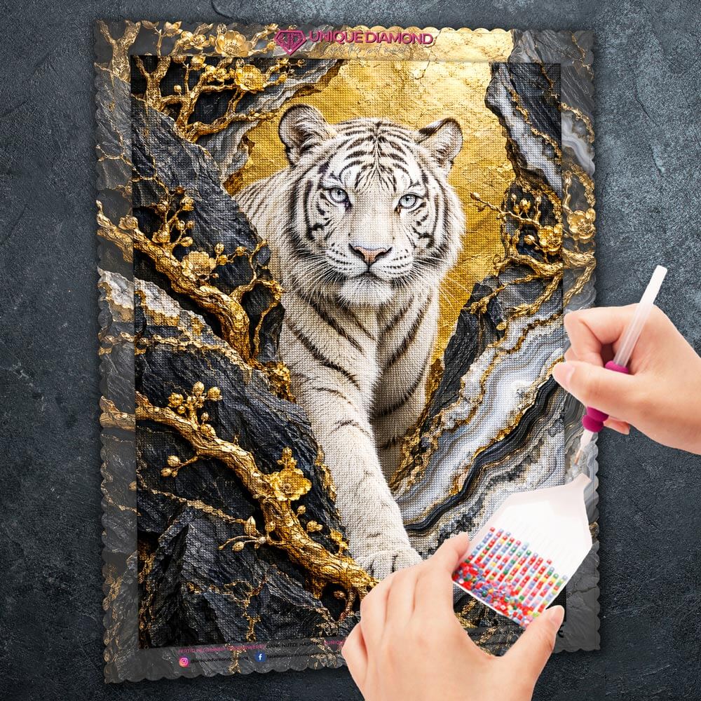 5D Diamond Painting – Weißer Tiger im goldenen Blütenfels